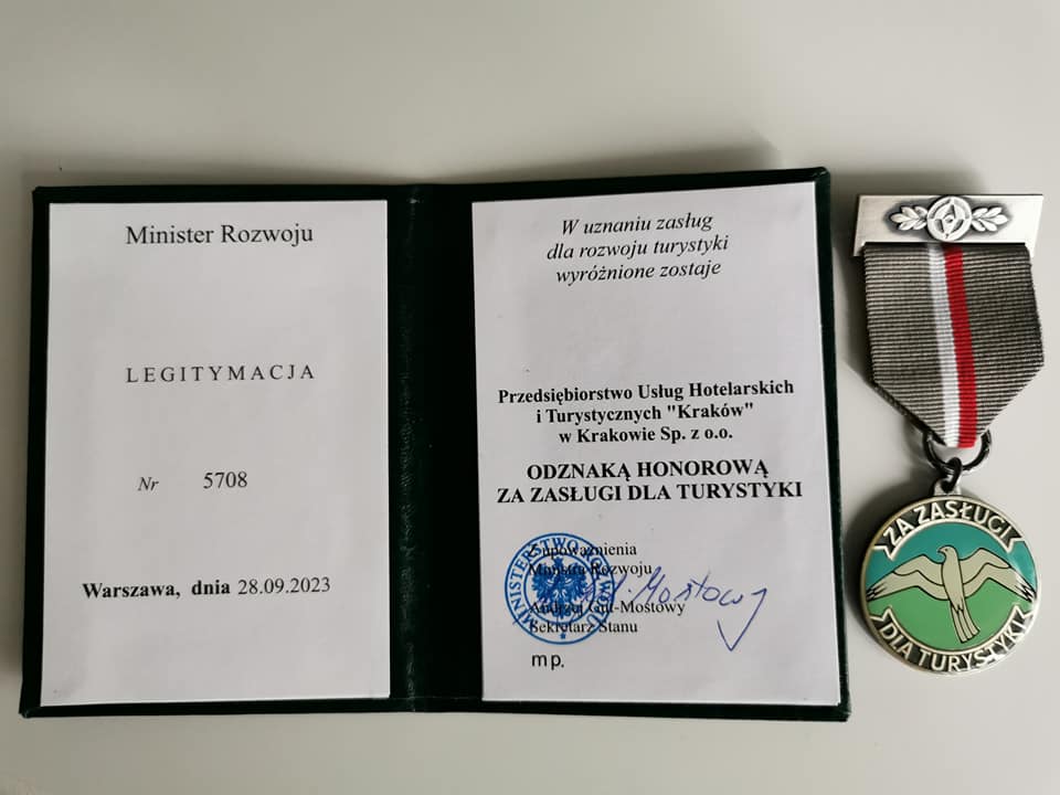 odznaka Medal "Za zasługi dla polskiej turystyki".